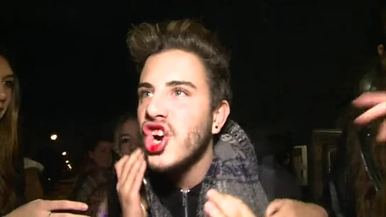 Justin Bieber propina un puñetazo a un fan a la entrada de su concierto en Barcelona Justin Bieber propina un puñetazo a un fan a la entrada de su concierto en Barcelona