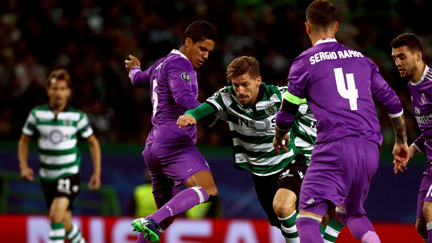 Varane y Ramos intentan cortar el avance del Sporting de Portugal Varane y Ramos intentan cortar el avance del Sporting de Portugal