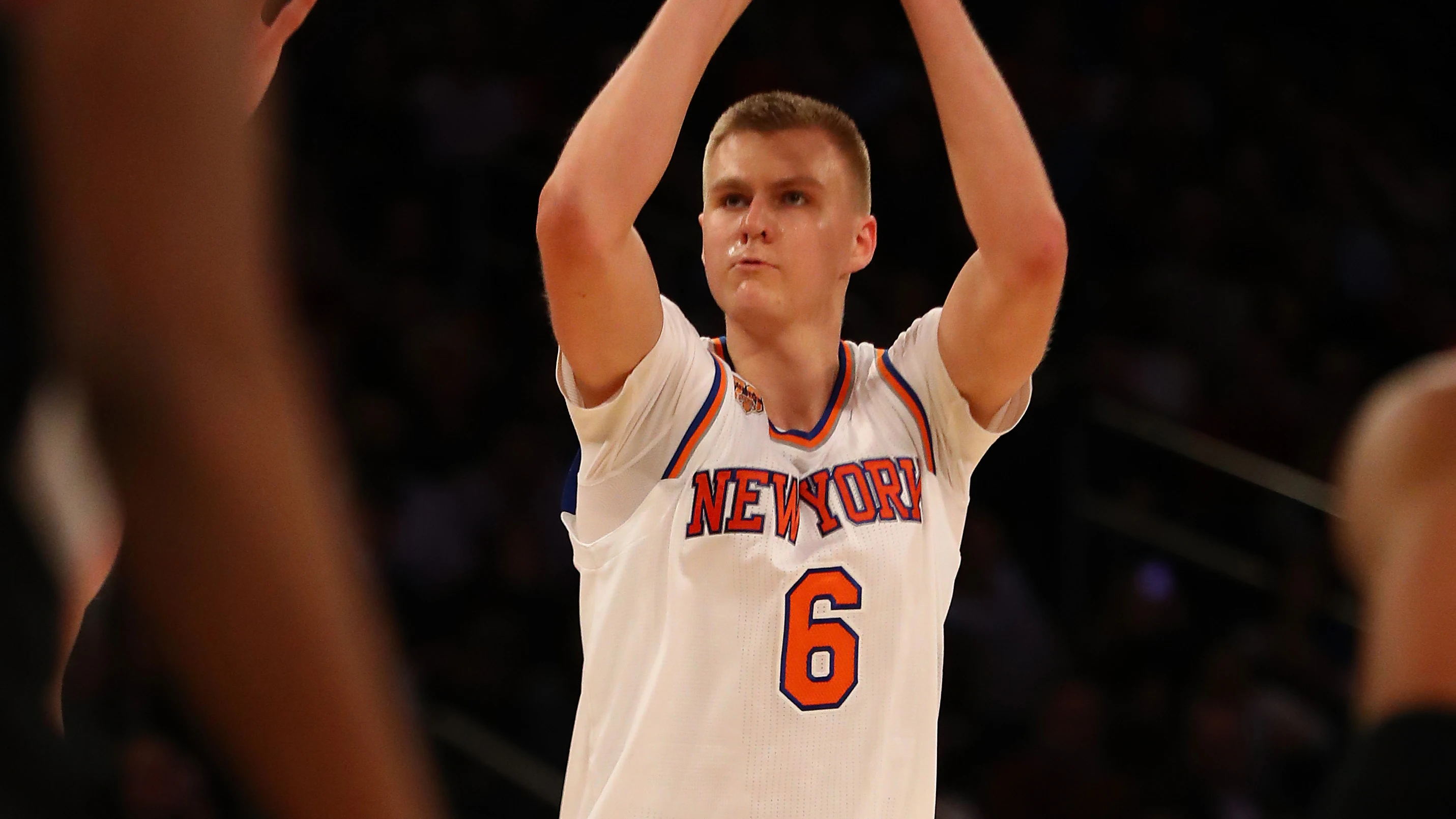 Porzingis tira a canasta con los Knicks