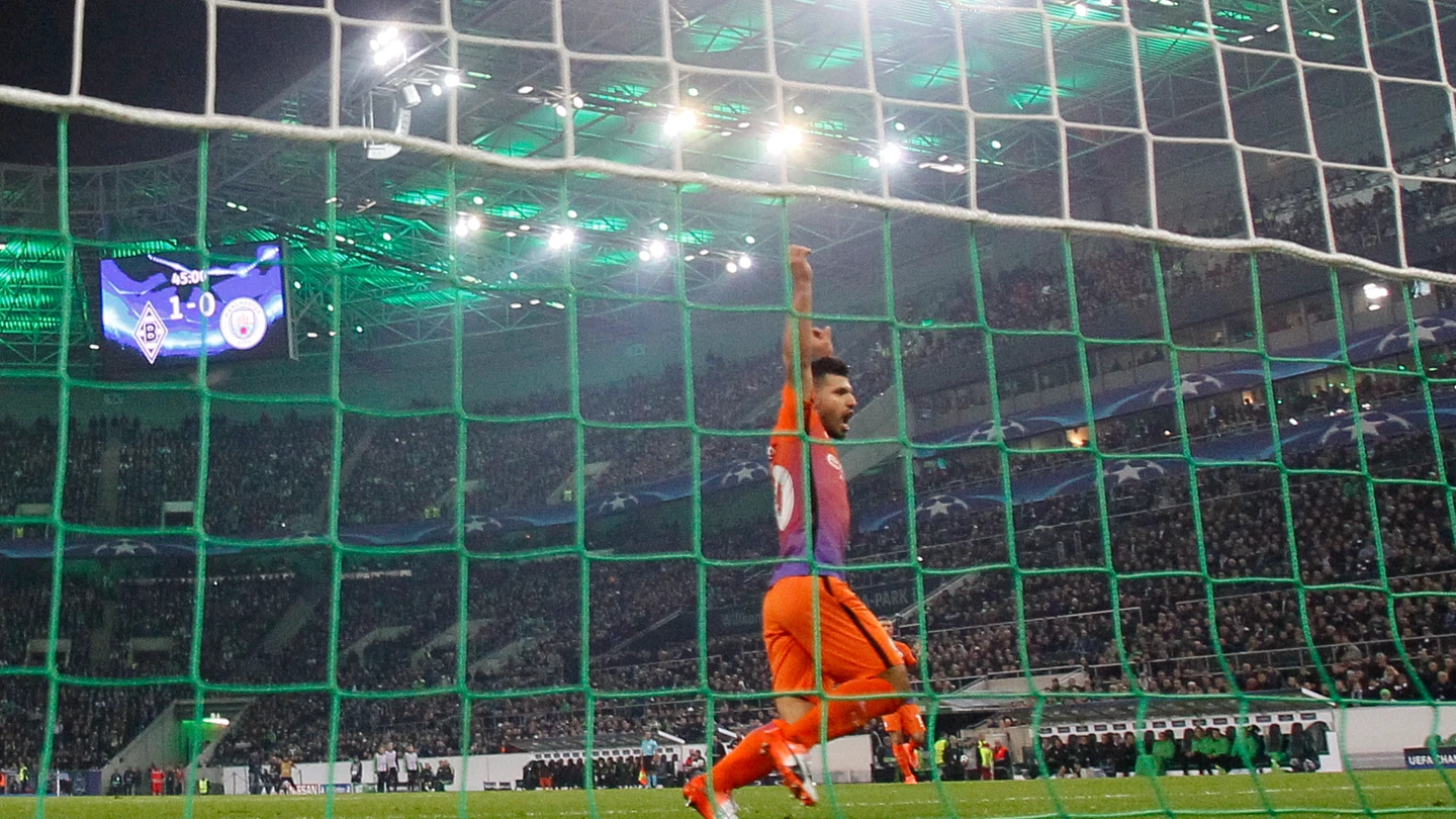 Agüero celebra el gol de Silva ante el M'Gladbach Agüero celebra el gol de Silva ante el M'Gladbach