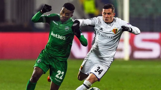 Jonathan Cafu y Taulant Xhaka disputando un balón Jonathan Cafu y Taulant Xhaka disputando un balón