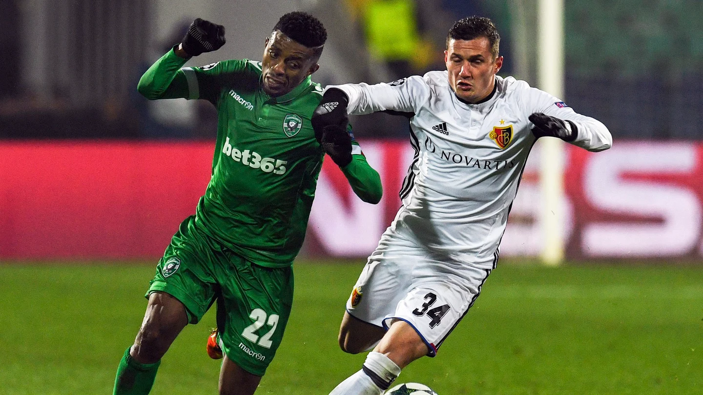 Jonathan Cafu y Taulant Xhaka disputando un balón Jonathan Cafu y Taulant Xhaka disputando un balón
