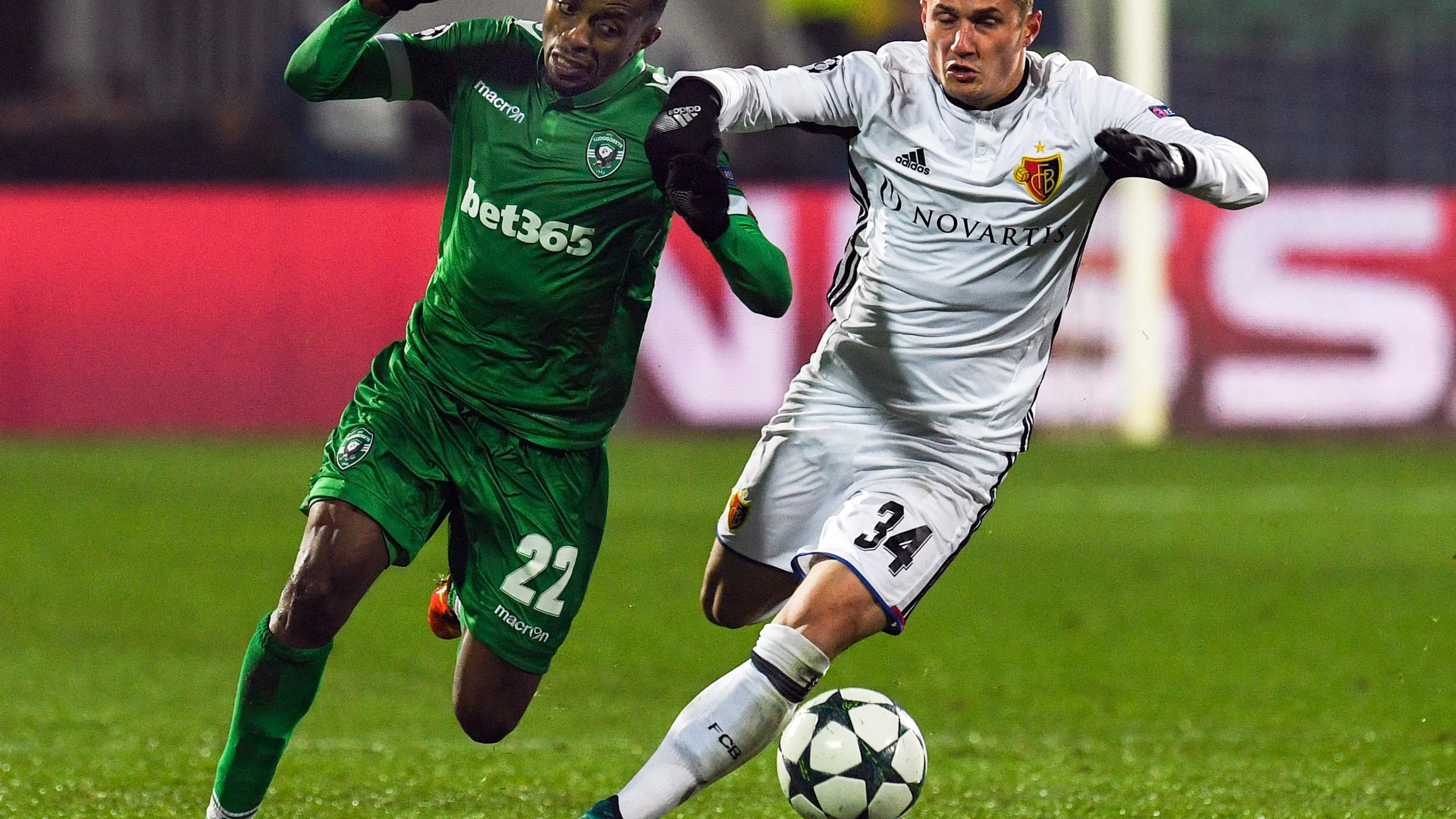 Jonathan Cafu y Taulant Xhaka disputando un balón