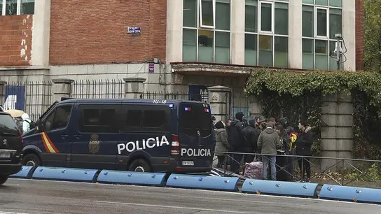 Furgón policial frente al antiguo edificio del NO-DO Furgón policial frente al antiguo edificio del NO-DO