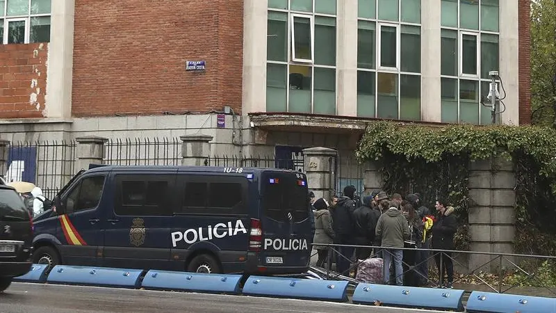 Furgón policial frente al antiguo edificio del NO-DO