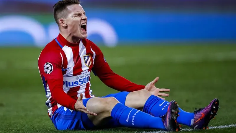 Gameiro, en un momento del encuentro ante el PSV. Gameiro, en un momento del encuentro ante el PSV.