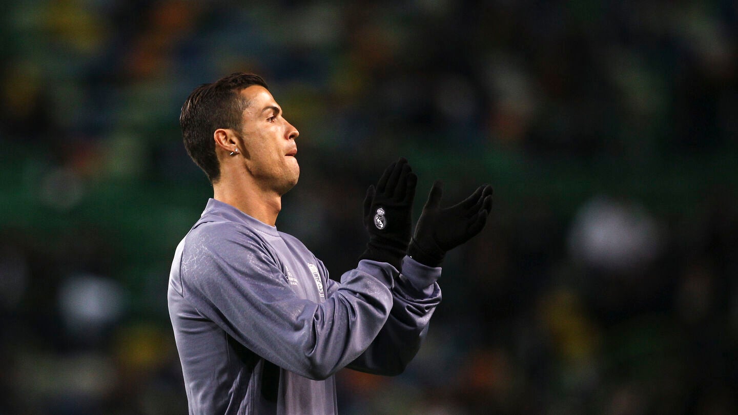 Cristiano Ronaldo aplaude a los aficionados portugueses