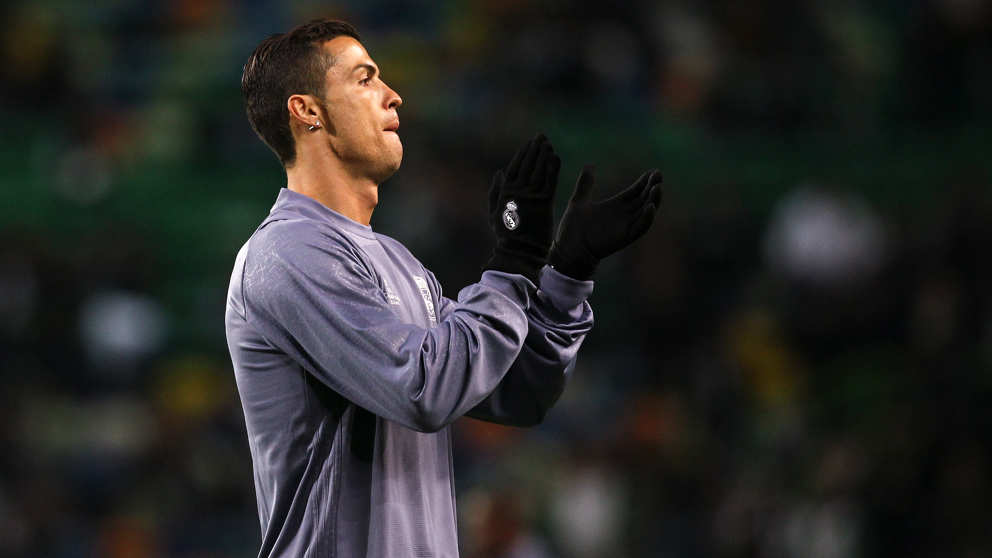 Cristiano Ronaldo aplaude a los aficionados portugueses Cristiano Ronaldo aplaude a los aficionados portugueses
