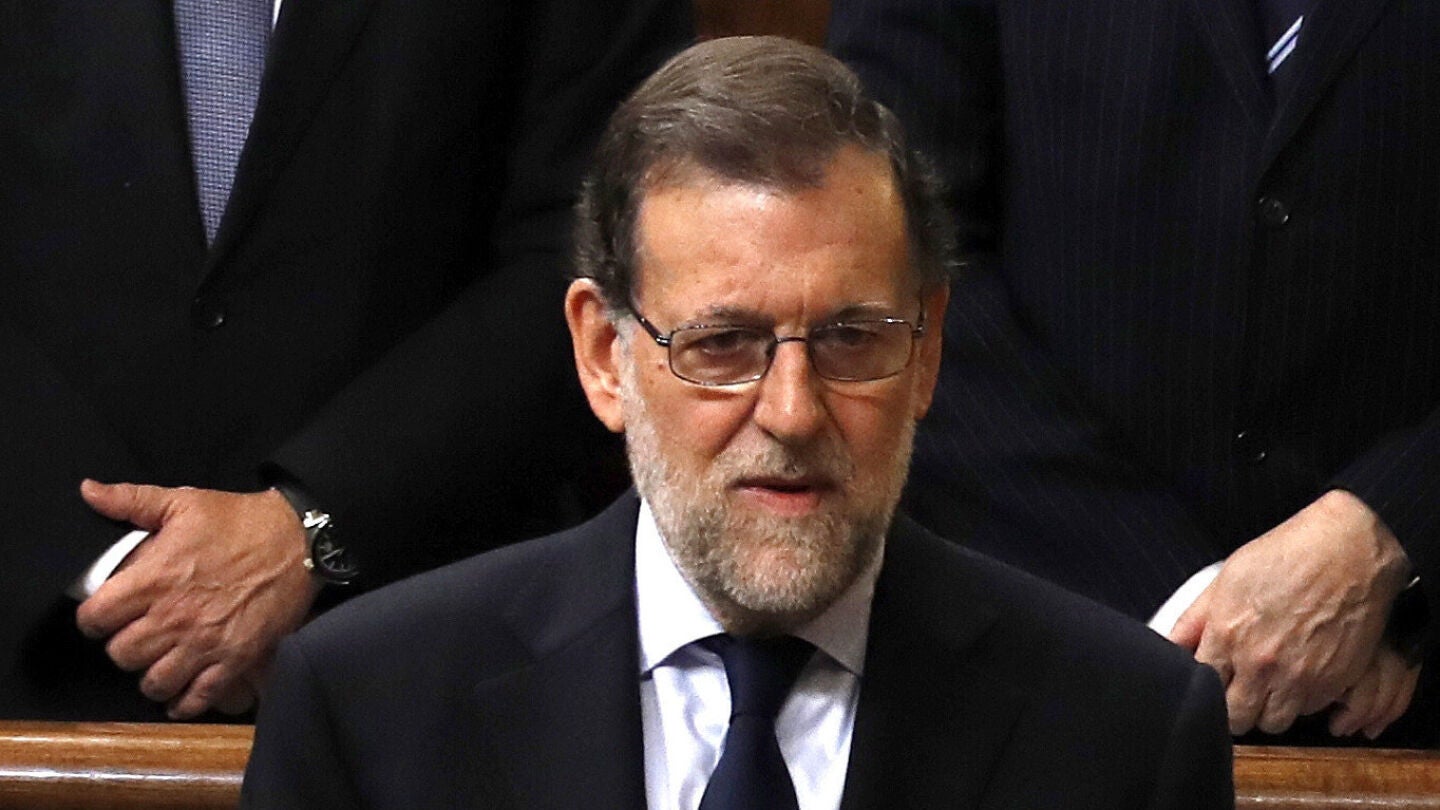 Mariano Rajoy durante el minuto de silencio a Barber&aacute; en el Congreso