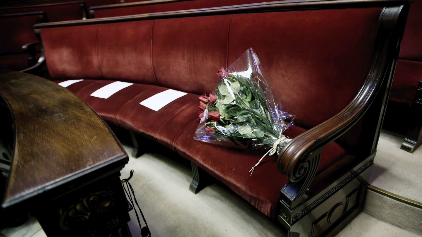 Ramo de rosas en el banco de Rita Barber&aacute;