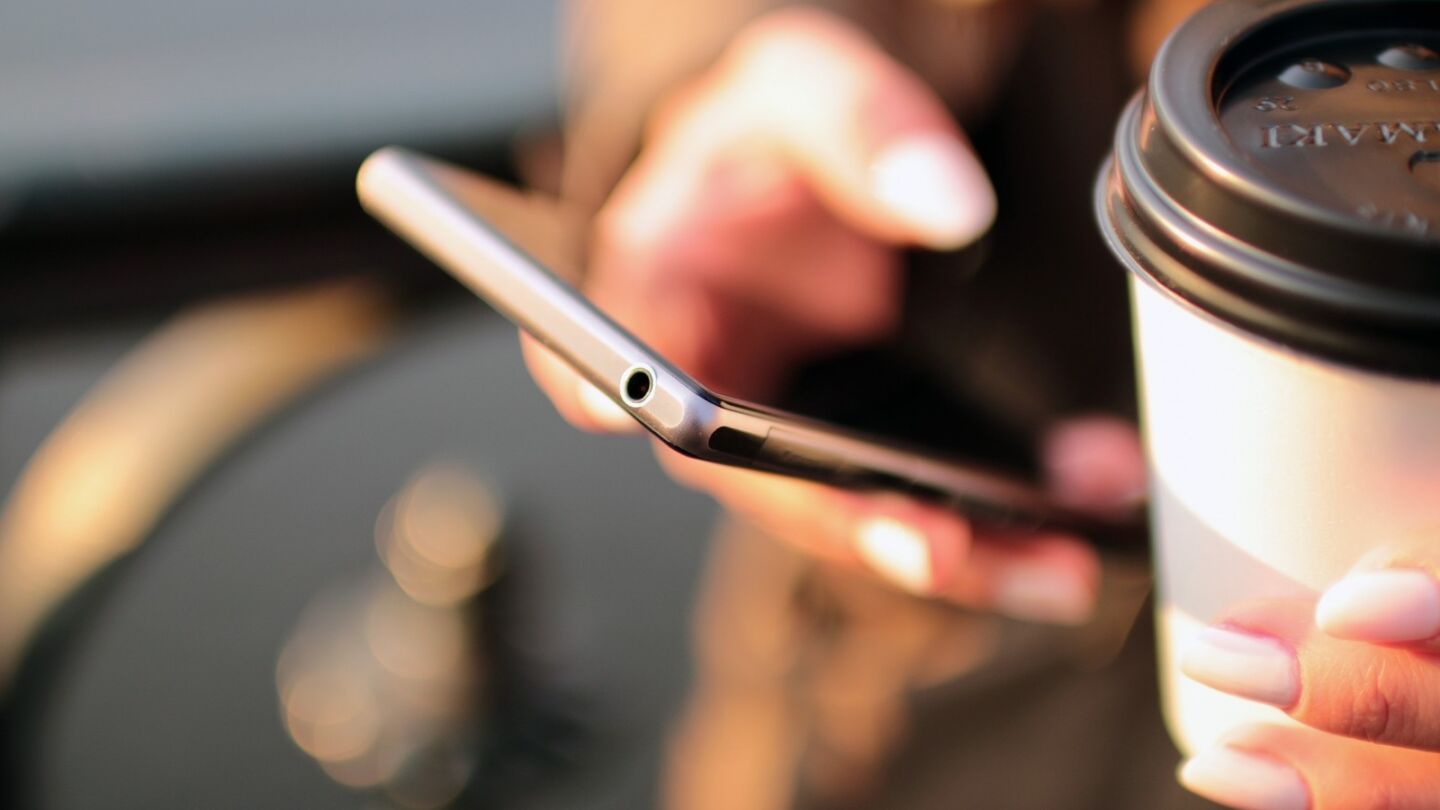 Una mujer usando el tel&eacute;fono m&oacute;vil