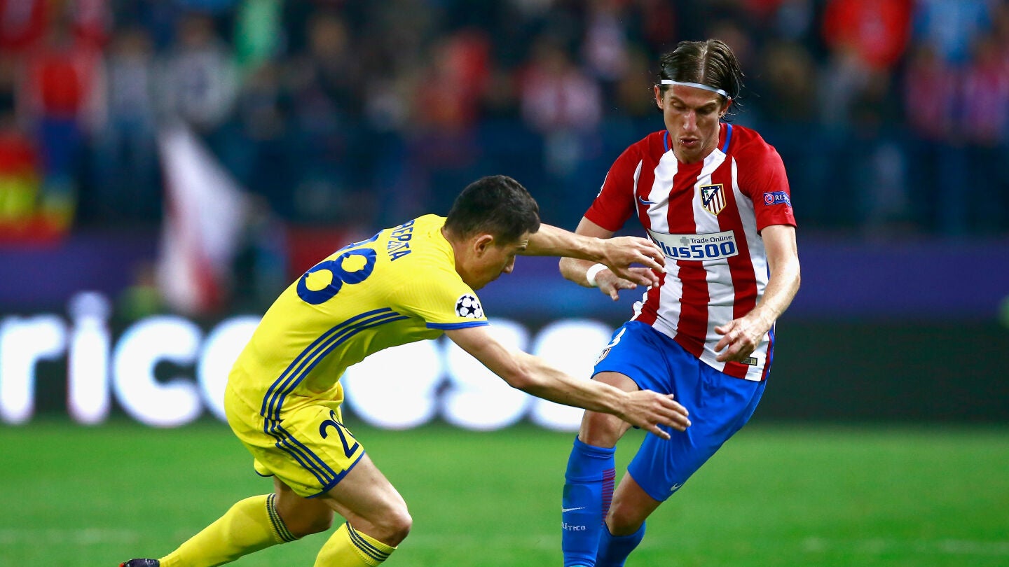 Filipe Luis ante el PSV antes de lesionarse