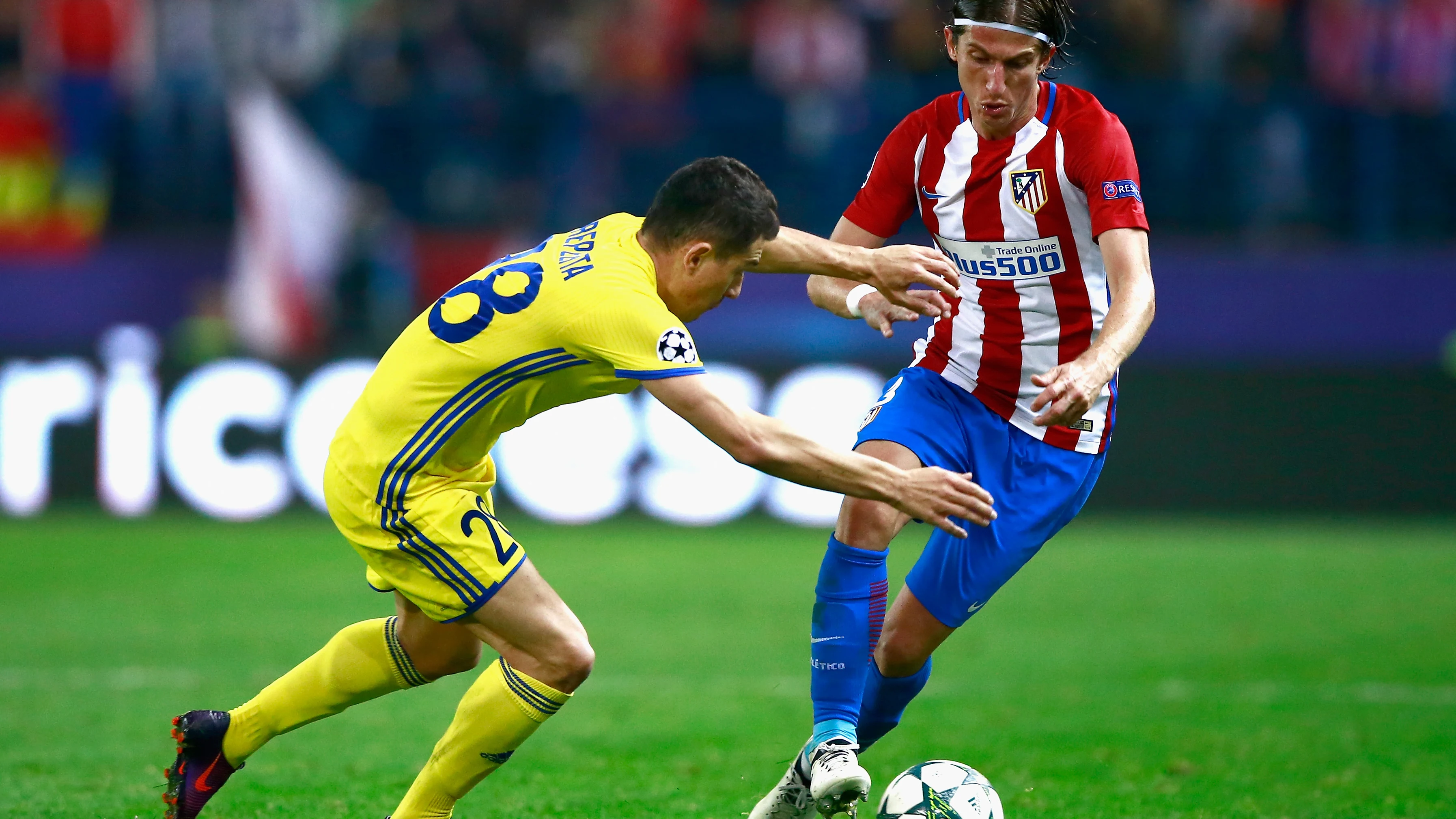 Filipe Luis ante el PSV antes de lesionarse