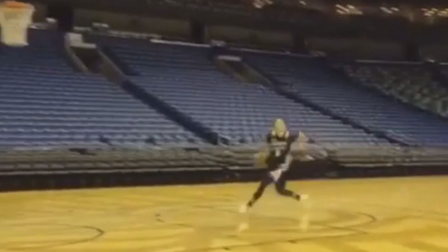 Zach LaVine realiza un espectacular mate
