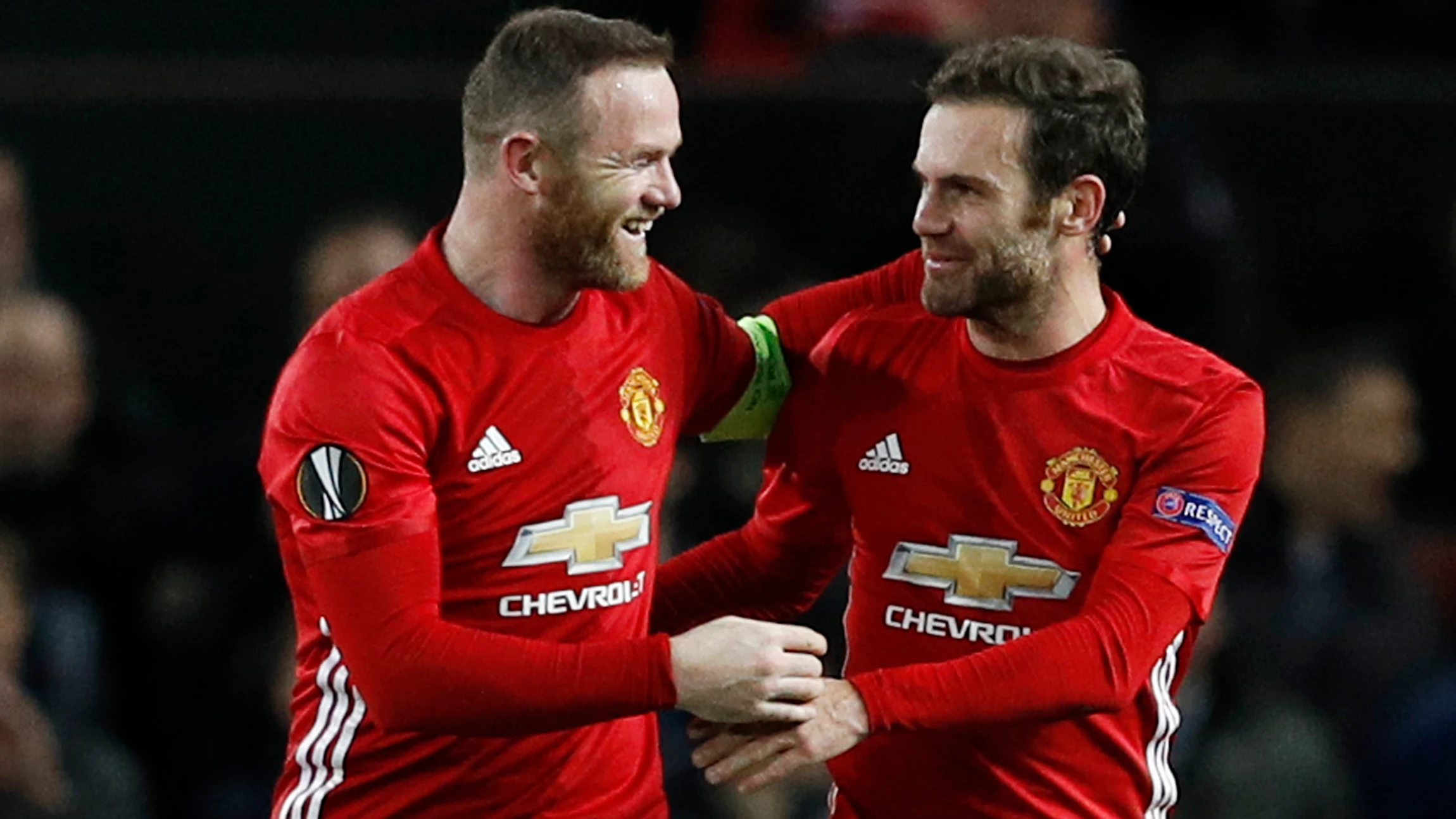 Mata celebrando un gol con Rooney