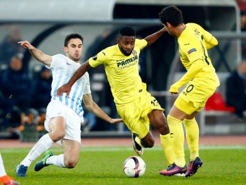 Bakambu intenta avanzar ante la presión rival Bakambu intenta avanzar ante la presión rival