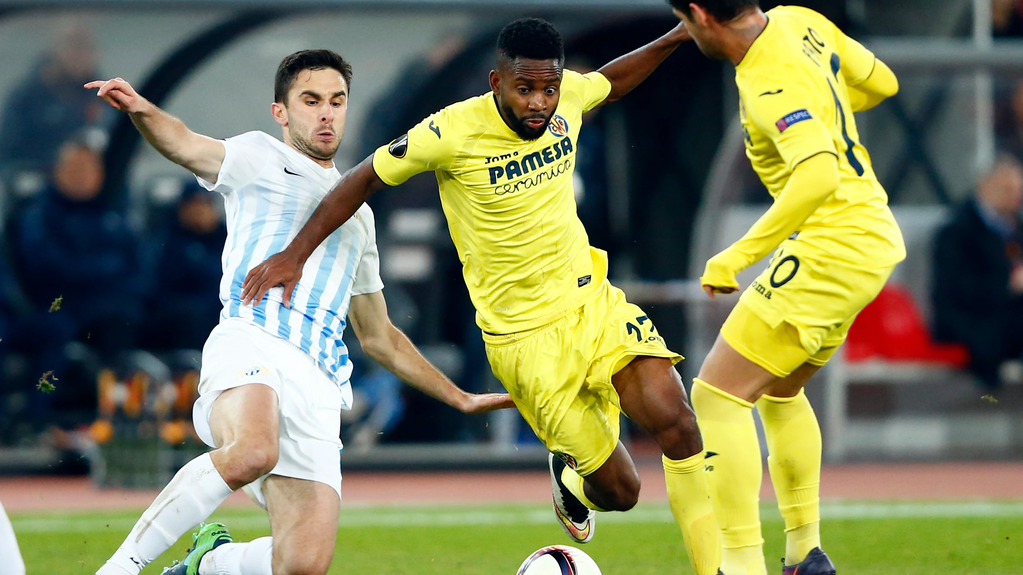 Bakambu intenta avanzar ante la presión rival