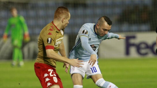 Iago Aspas intenta pasar ante la defensa del Standard