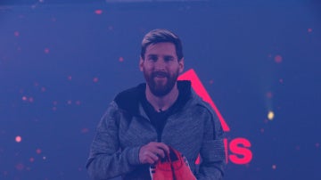 Leo Messi presentando sus nueva botas