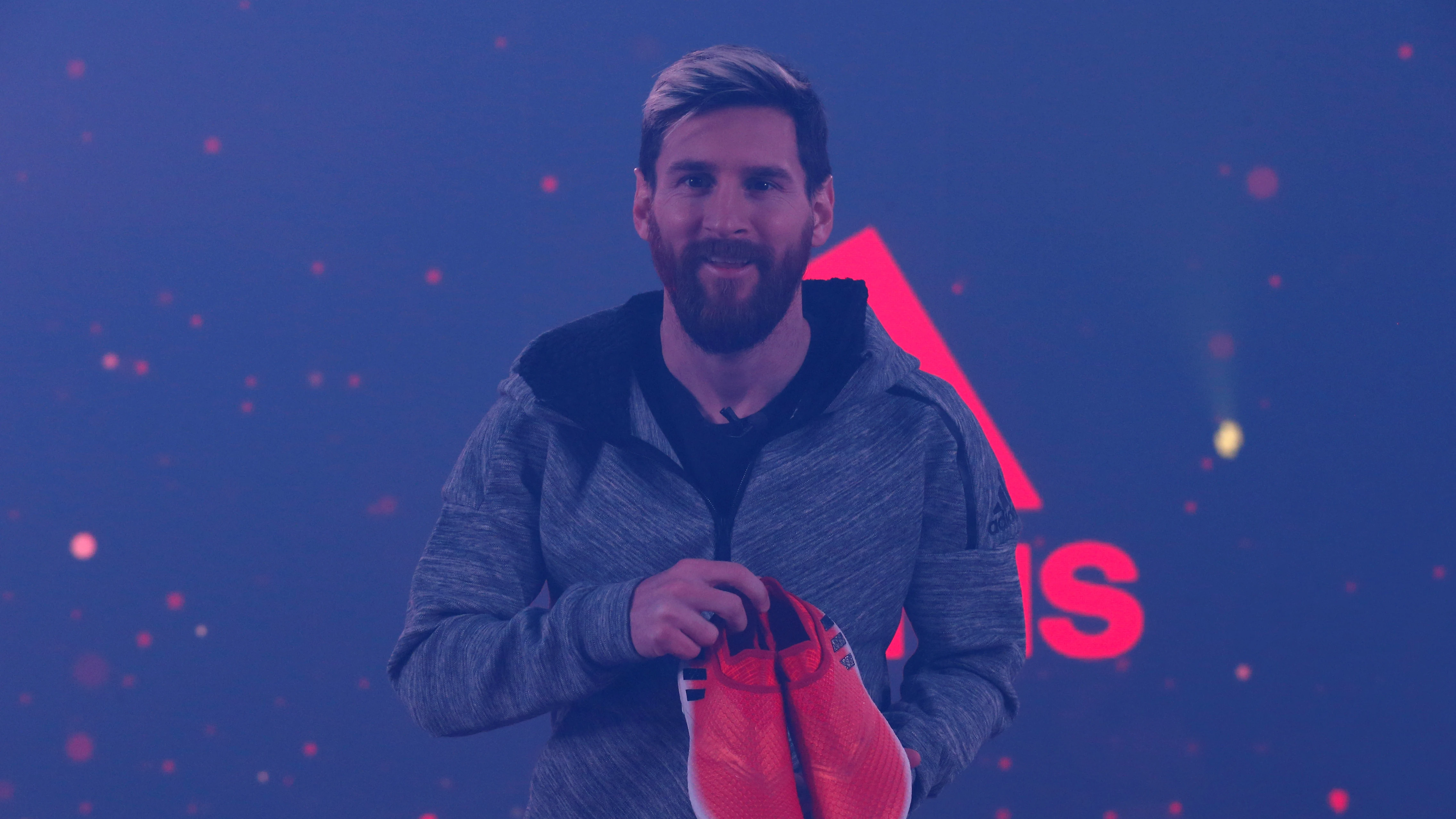 Leo Messi presentando sus nueva botas