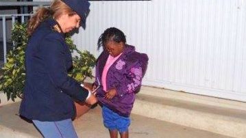 La pequeña Oumoh con una policía