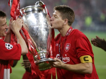 Steven Gerrard se retira del fútbol y ya es un mito Steven Gerrard se retira del fútbol y ya es un mito