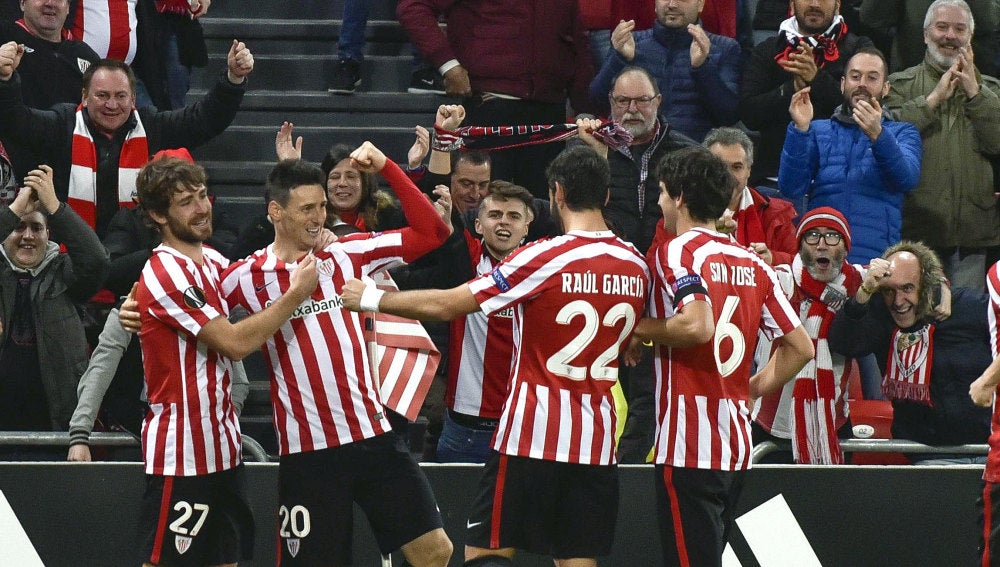 Los jugadores del Athletic celebran el gol de Aduriz contra el Sassuolo