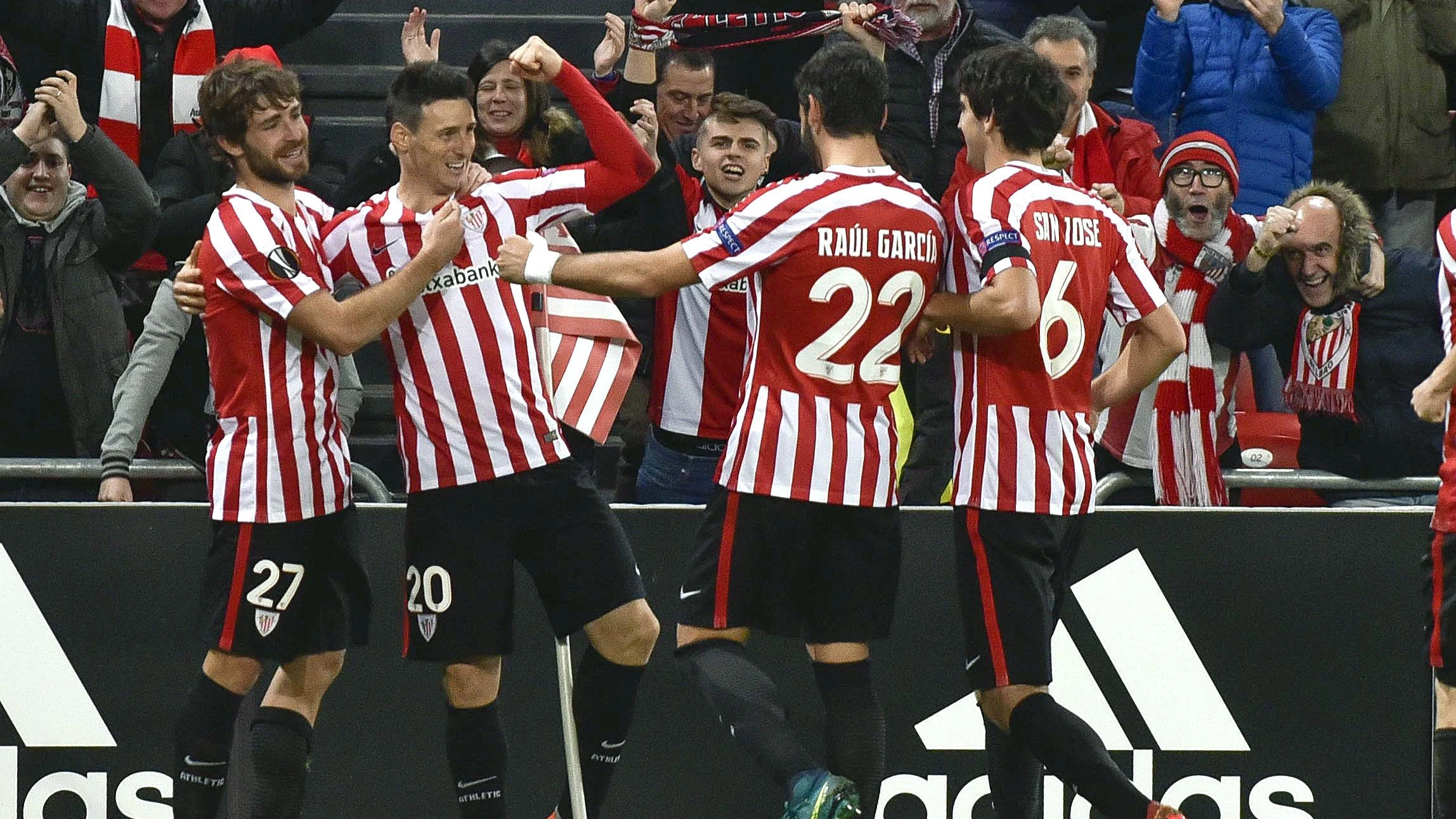 Los jugadores del Athletic celebran el gol de Aduriz contra el Sassuolo