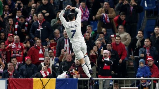 La Liga denuncia c&aacute;nticos en el derbi: "P&iacute;salo, pisalo", "madridistas hijos de puta" y otros violentos