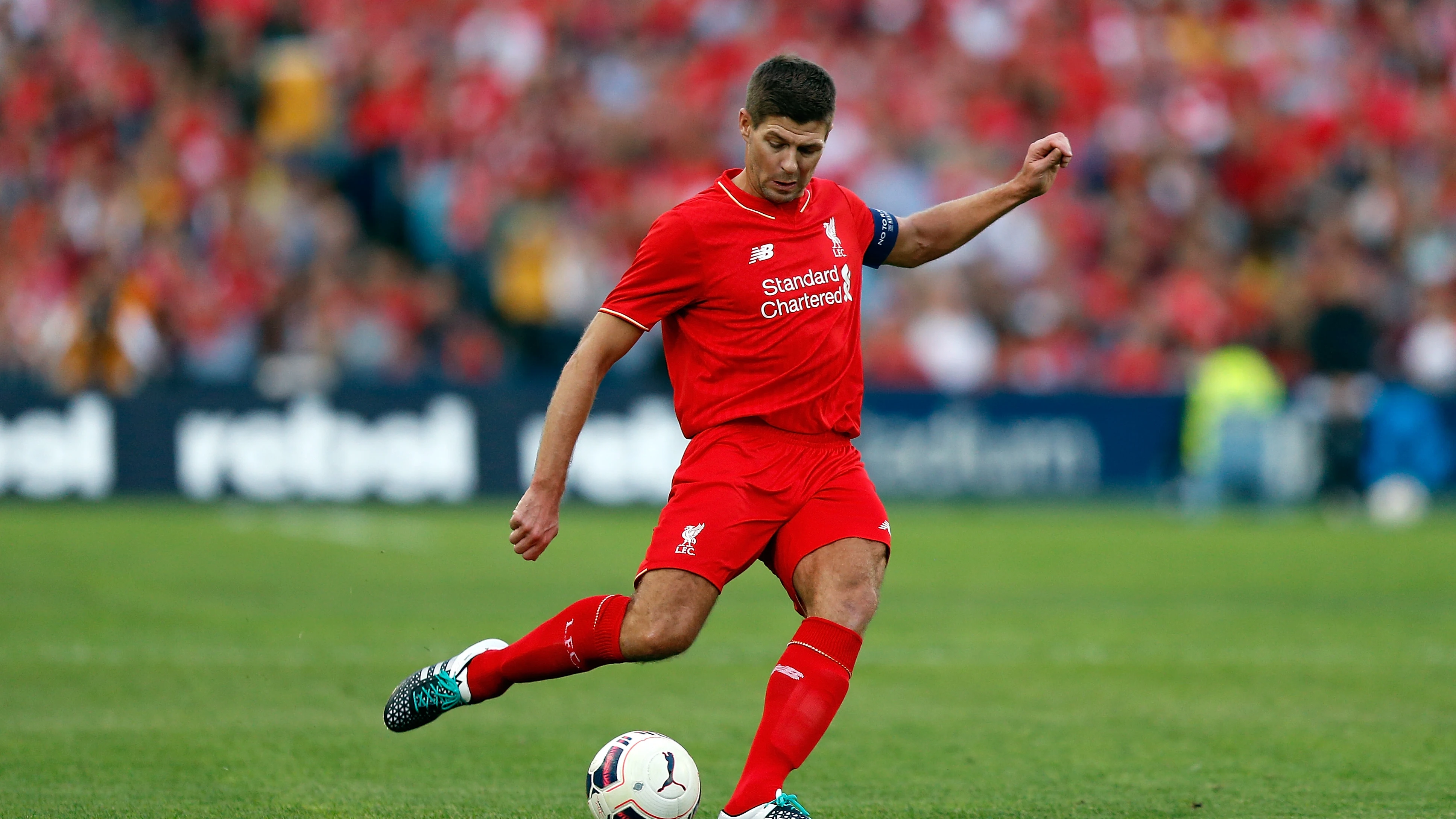 Steven Gerard en un partido con el Liverpool