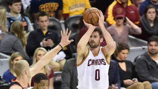 Kevin Love se prepara para lanzar a canasta Kevin Love se prepara para lanzar a canasta