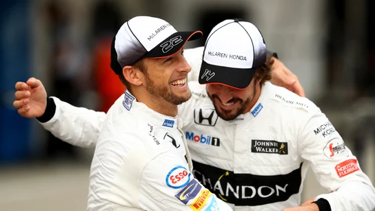 Jenson Button se abraza con Fernando Alonso Jenson Button se abraza con Fernando Alonso
