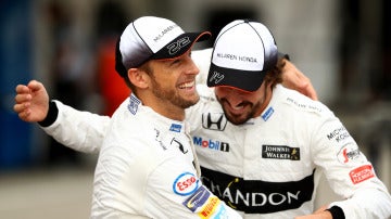 Jenson Button se abraza con Fernando Alonso