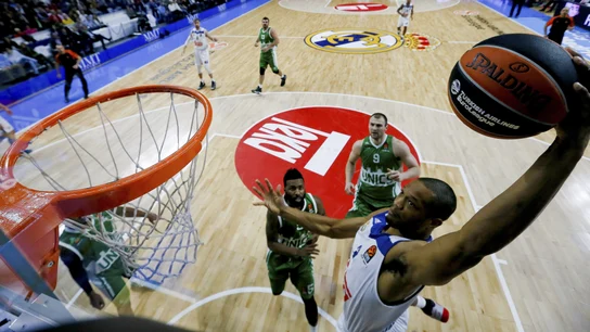 Anthony Randolph machaca el aro durante el partido Anthony Randolph machaca el aro durante el partido