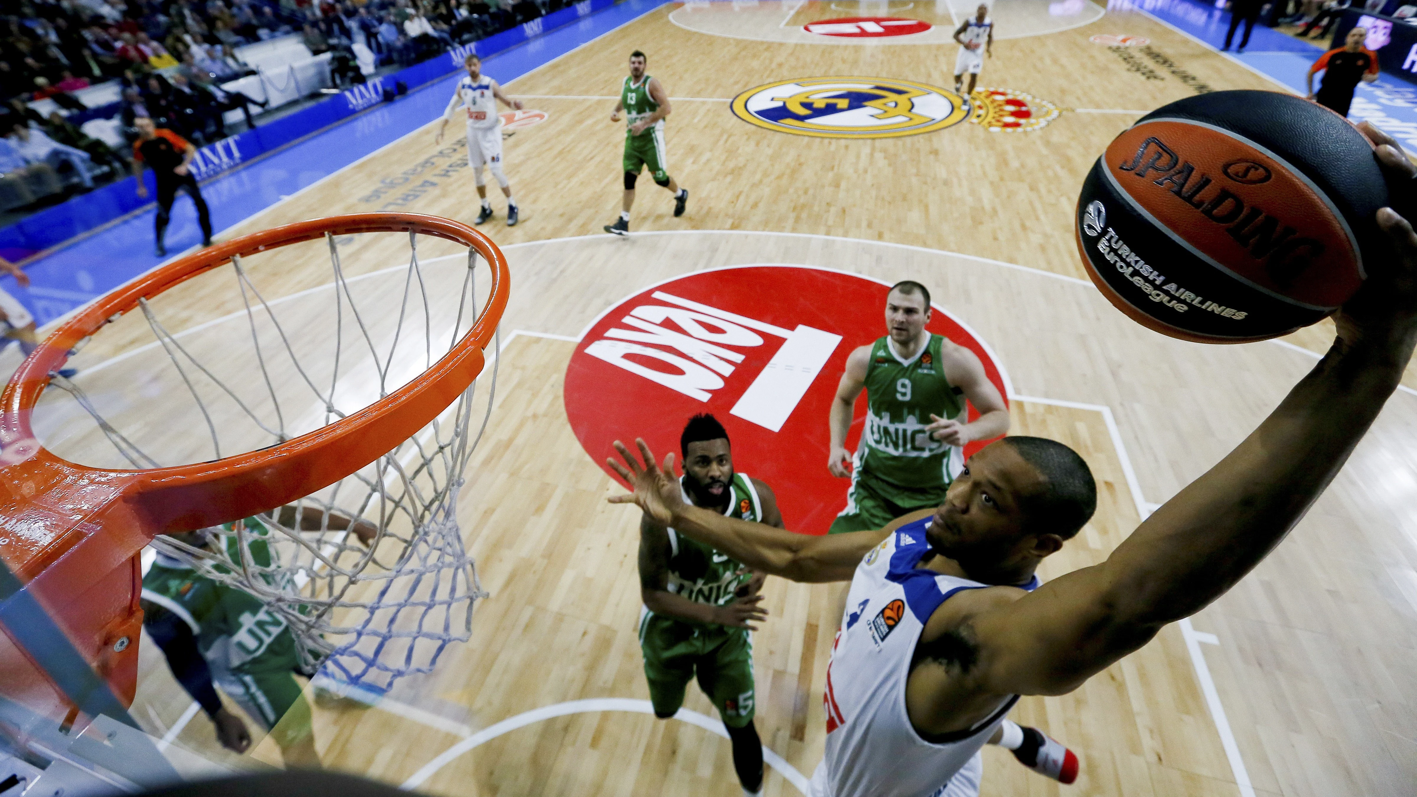 Anthony Randolph machaca el aro durante el partido