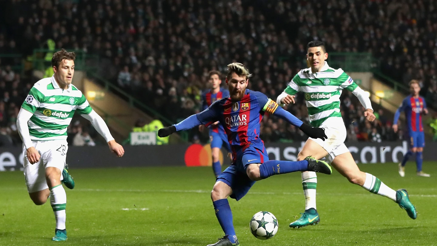 Messi golpeando el balón ante el Celtic Messi golpeando el balón ante el Celtic