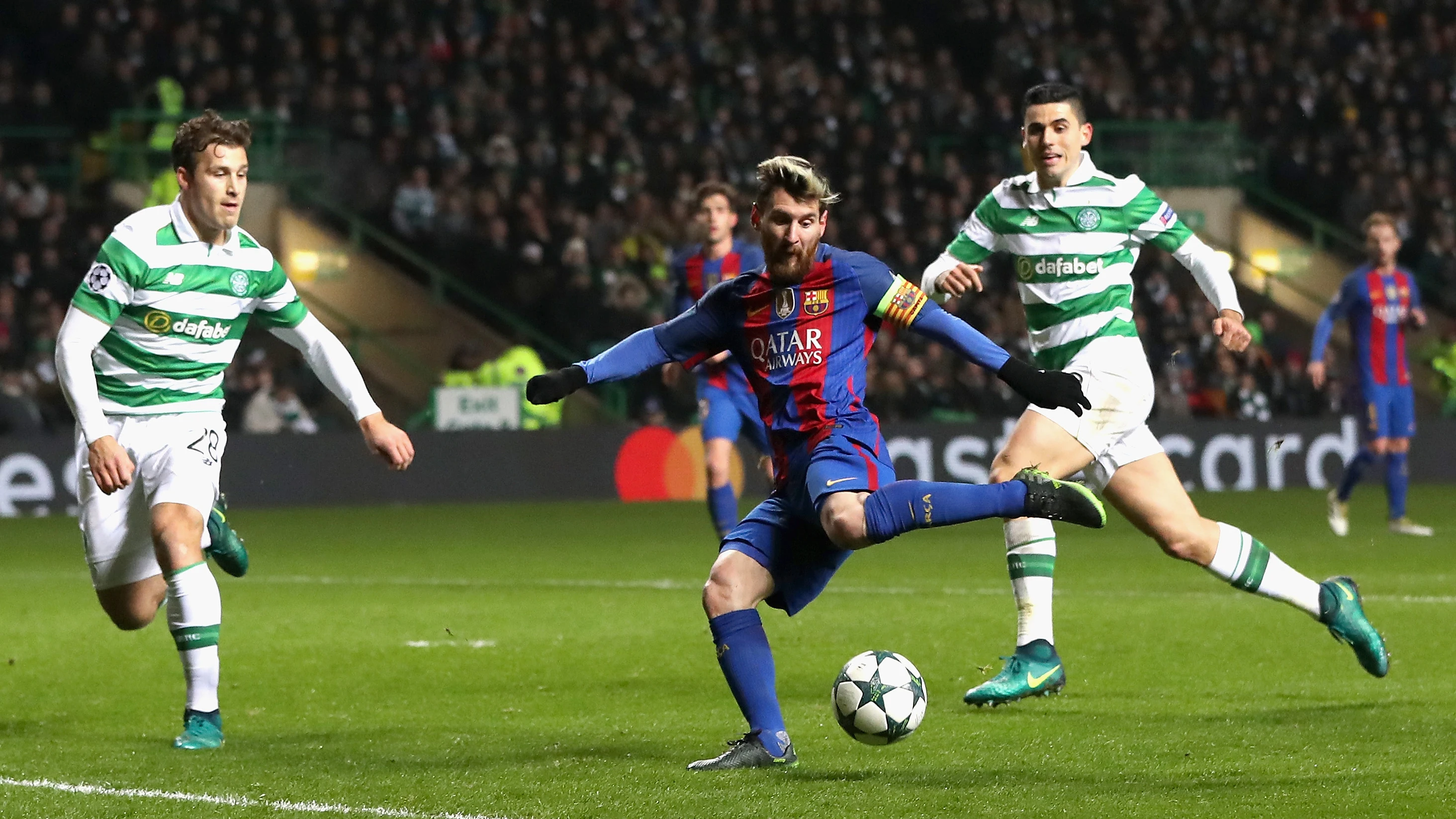 Messi golpeando el bal&oacute;n ante el Celtic
