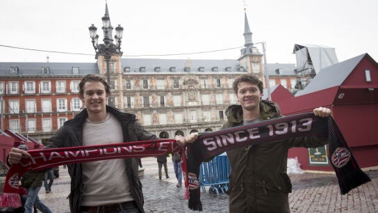 Aficionados del PSV ense&ntilde;an sus bufandas en la Plaza Mayor de Madrid