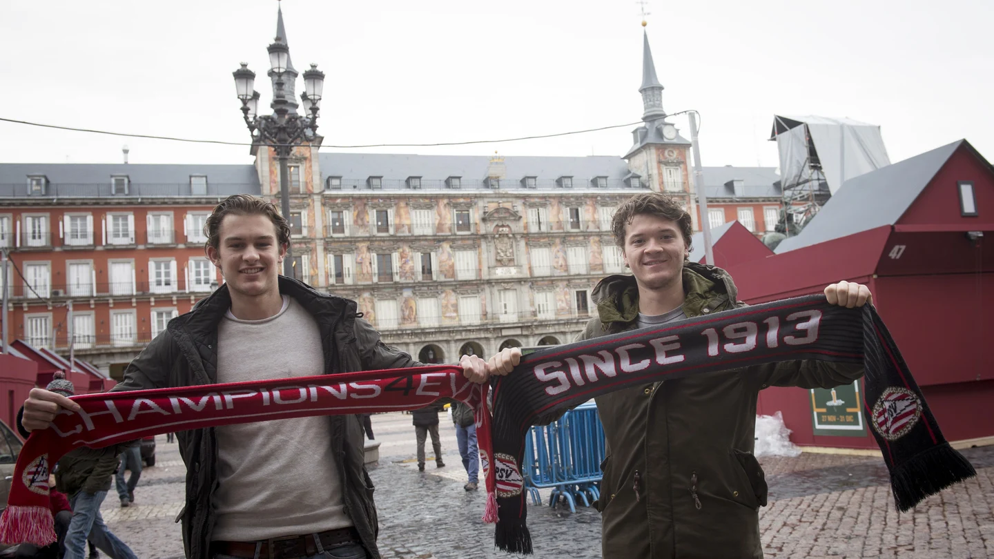 Aficionados del PSV enseñan sus bufandas en la Plaza Mayor de Madrid Aficionados del PSV enseñan sus bufandas en la Plaza Mayor de Madrid