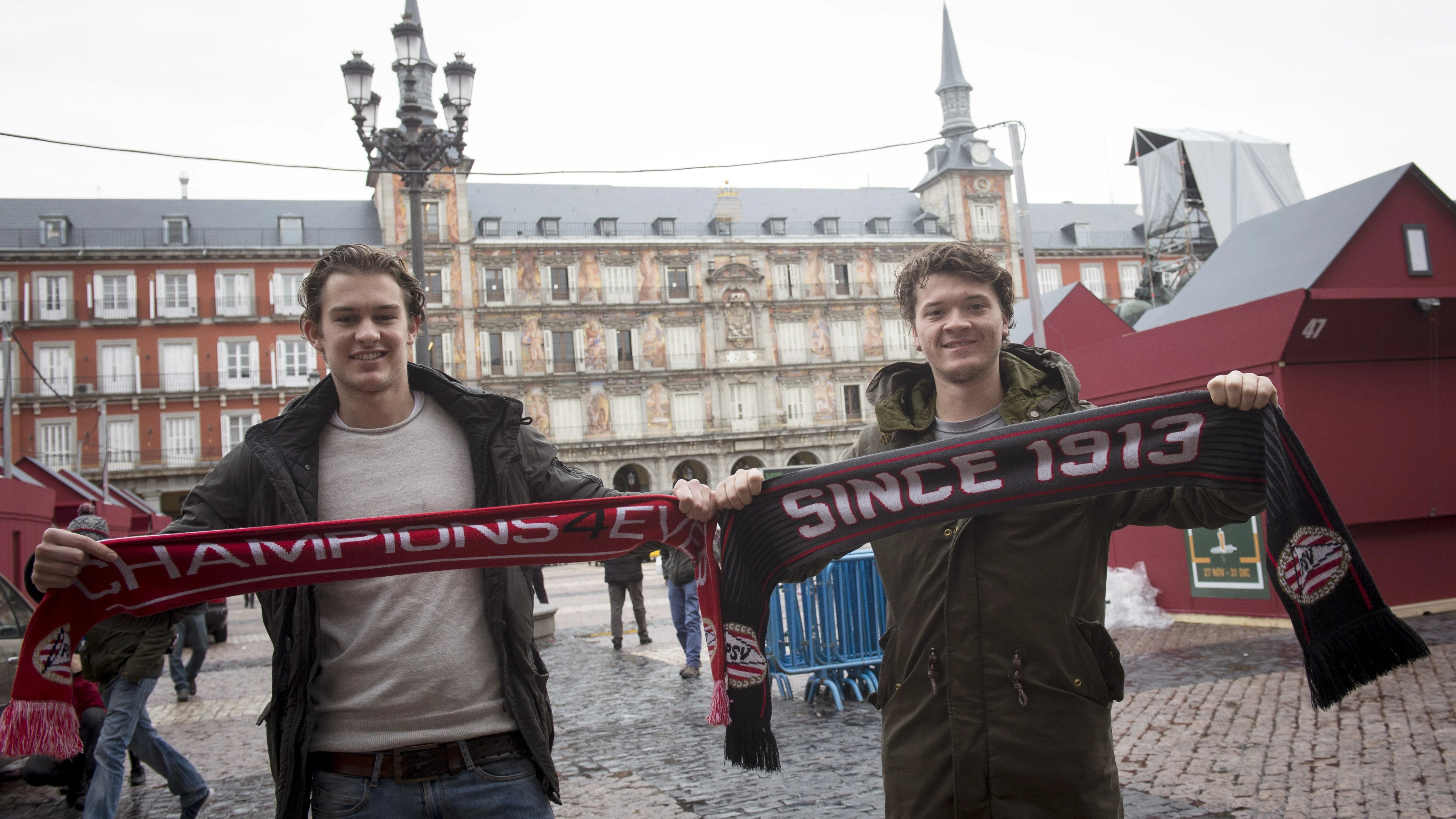 Aficionados del PSV enseñan sus bufandas en la Plaza Mayor de Madrid Aficionados del PSV enseñan sus bufandas en la Plaza Mayor de Madrid