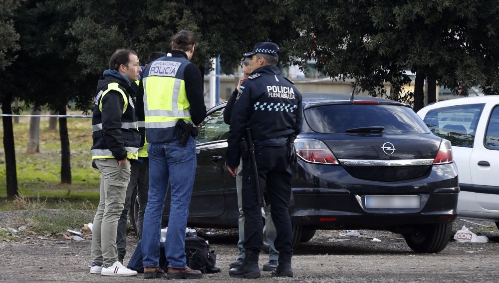 Agentes de la policía junto al vehículo de la joven degollada en Fuenlabrada