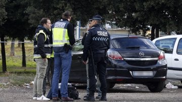 Agentes de la policía junto al vehículo de la joven degollada en Fuenlabrada