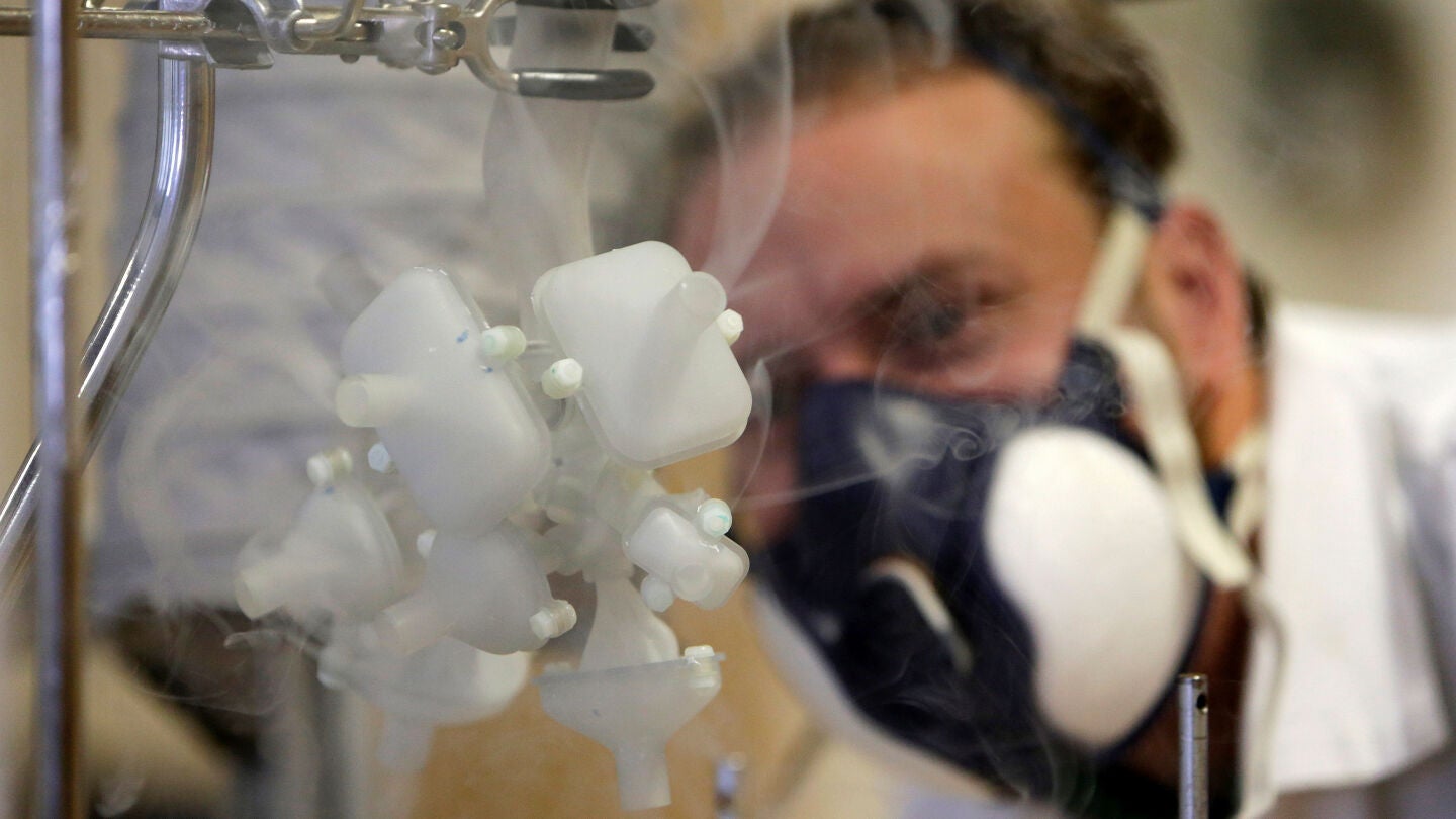Uno de los investigadores observa el modelo de pulm&oacute;n humano en funcionamiento