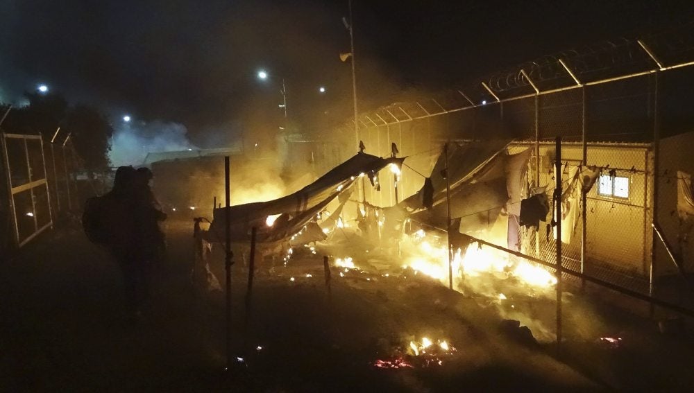 Las llamas devoran las tiendas de campaña en un campamento de refugiados