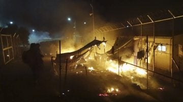 Las llamas devoran las tiendas de campaña en un campamento de refugiados