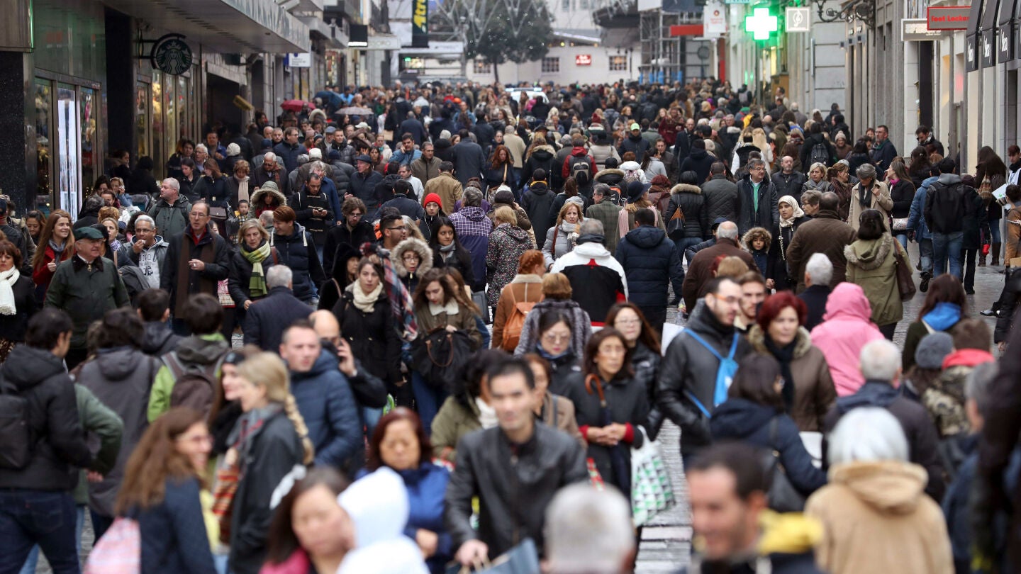Cientos de personas transitan la madrile&ntilde;a calle Preciados durante la jornada conocida como Black Friday