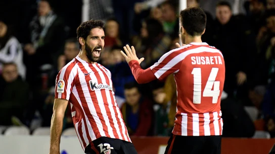 Raúl García celebra uno de sus goles contra el Racing Raúl García celebra uno de sus goles contra el Racing