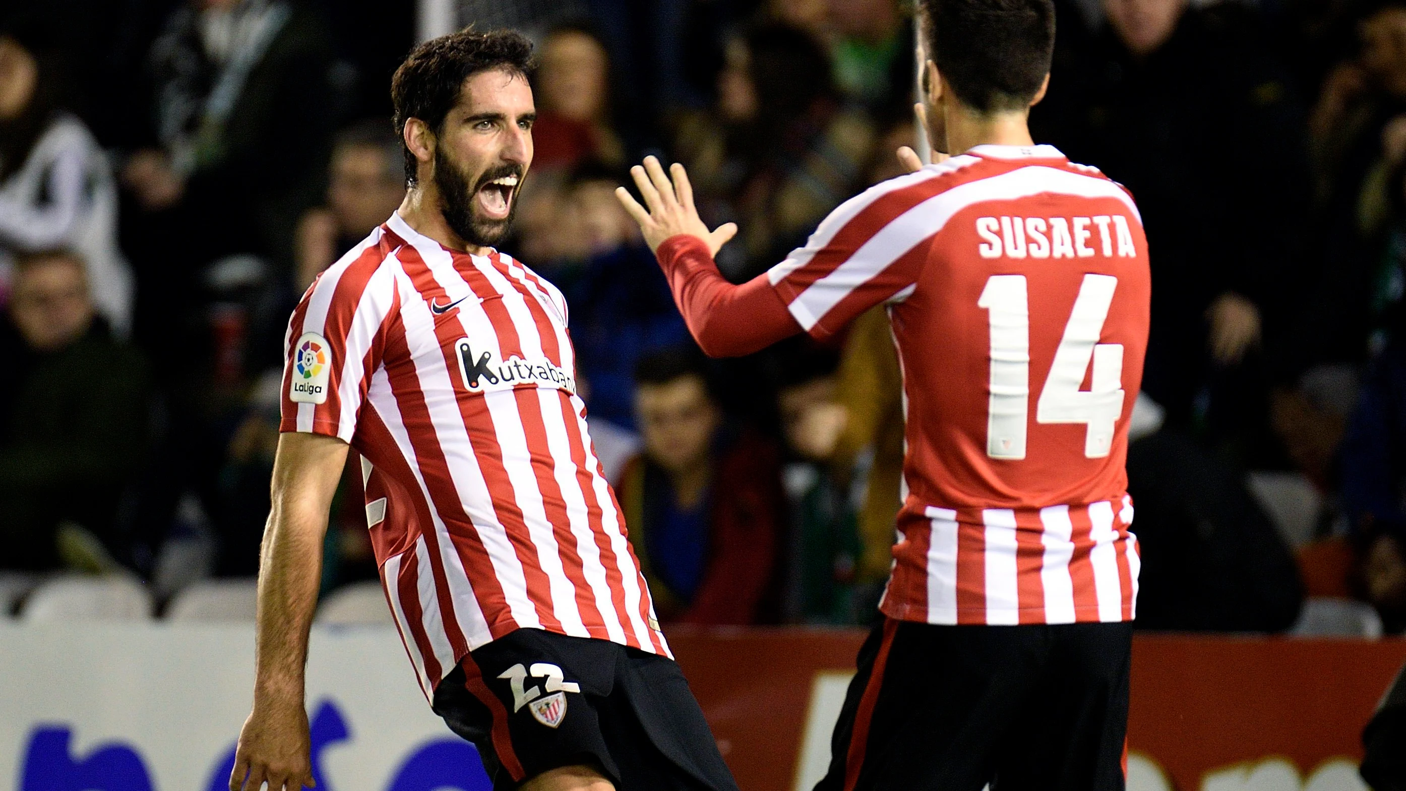 Raúl García celebra uno de sus goles contra el Racing