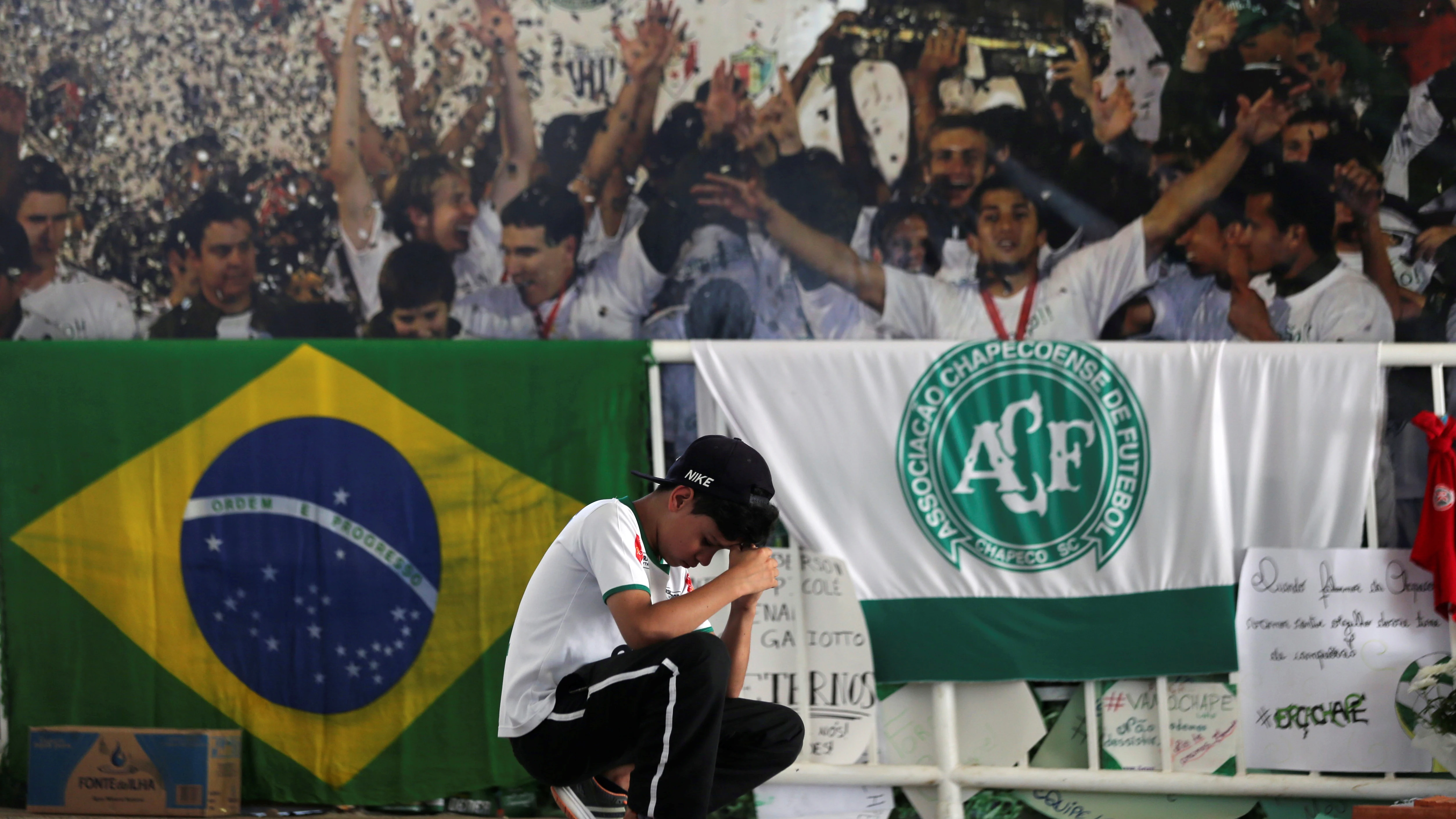 Un aficionado del Chapeconese junto al estadio Un aficionado del Chapeconese junto al estadio