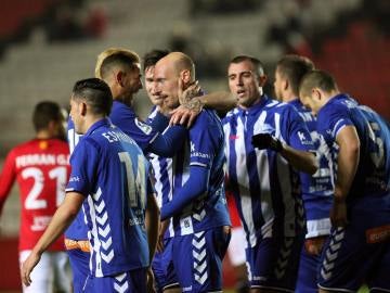 Los jugadores del Alavés celebran uno de los goles contra el Nástic Los jugadores del Alavés celebran uno de los goles contra el Nástic